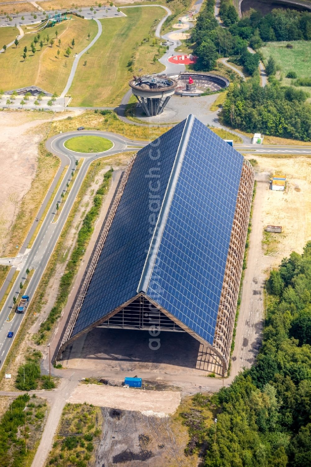 Aerial photograph Dinslaken - Administrative building of the industrial area of Zentralwerkstatt Zeche Lohberg in the district Lohberg in Dinslaken in the state North Rhine-Westphalia, Germany