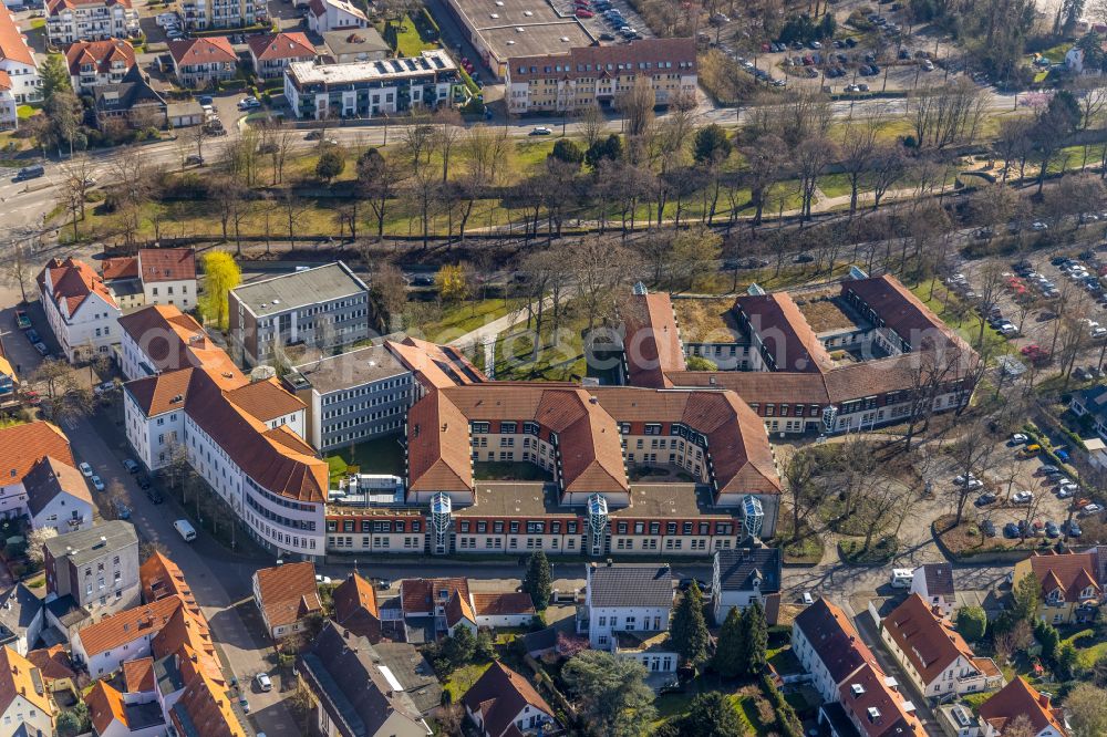 Aerial image Soest - Administrative building of the State Authority Kreisverwaltung Soest on street Hoher Weg in Soest in the state North Rhine-Westphalia, Germany