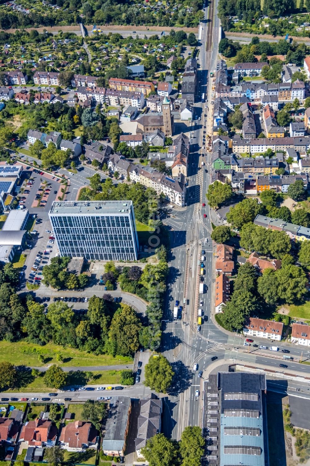 Aerial image Bochum - Administrative building of the State Authority of BAMF Bundesamt fuer Migration und Fluechtlinge on the crossroads of Alleestrasse - Kohlenstrasse in the district Wiemelhausen in Bochum in the state North Rhine-Westphalia, Germany