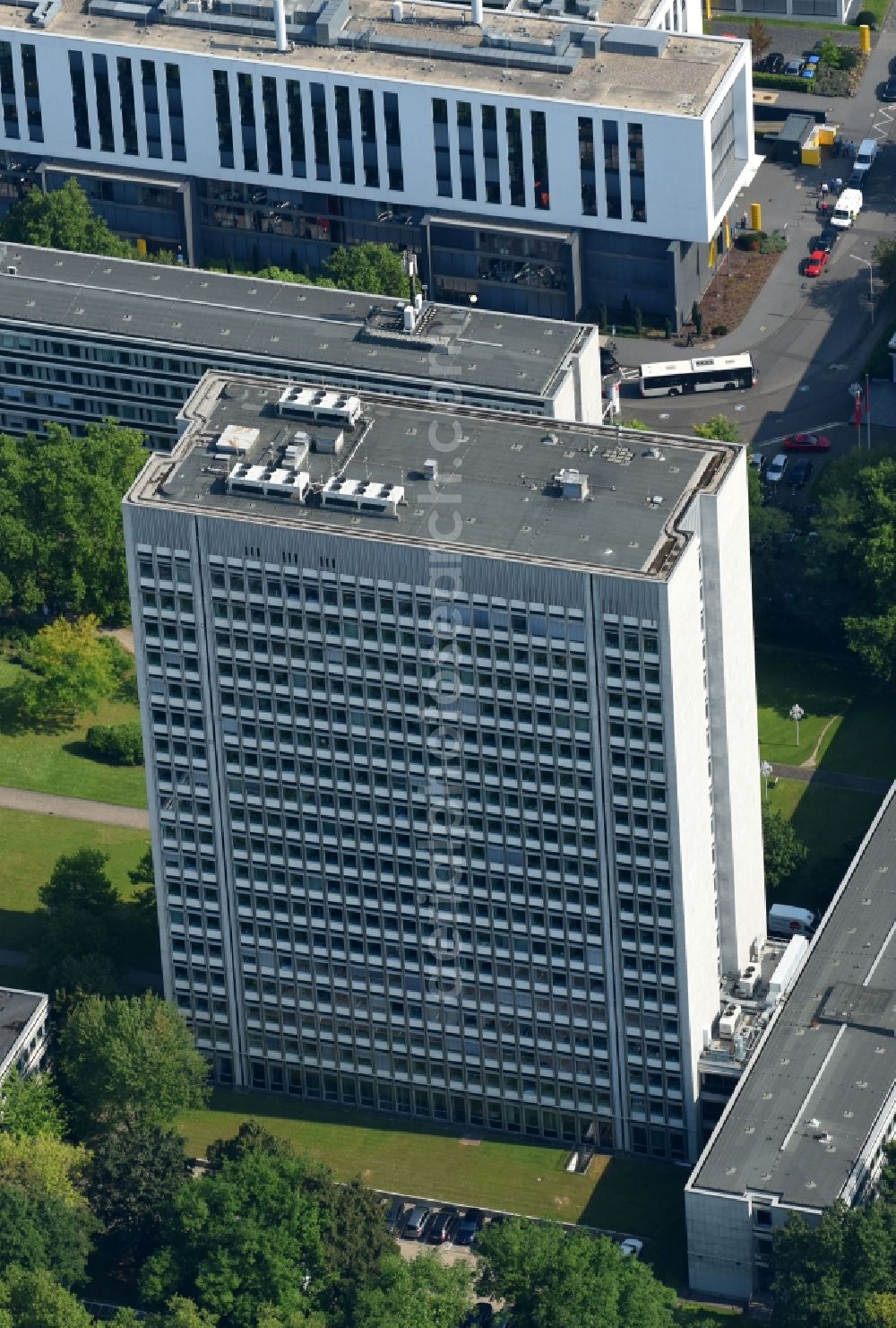 Aerial photograph Bonn - Administrative building of the State Authority Bundesnetzagentur in Tulpenfeld-Hochhaus in the district Gronau in Bonn in the state North Rhine-Westphalia, Germany