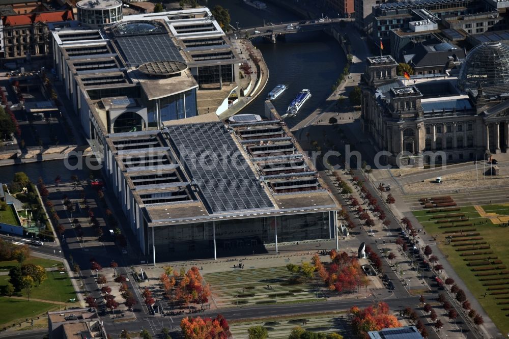 Aerial image Berlin - Administrative building of the State Authority the German Bundestag in the Marie-Elisabeth-Lueders-Haus on Schiffbauerdamm in Berlin in Germany