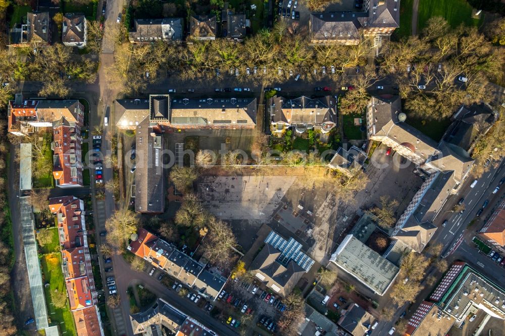 Gelsenkirchen from the bird's eye view: Administrative buildings of state authority Finanzamt in Zeppelinallee corner Wittekindstrasse in Gelsenkirchen in North Rhine-Westphalia