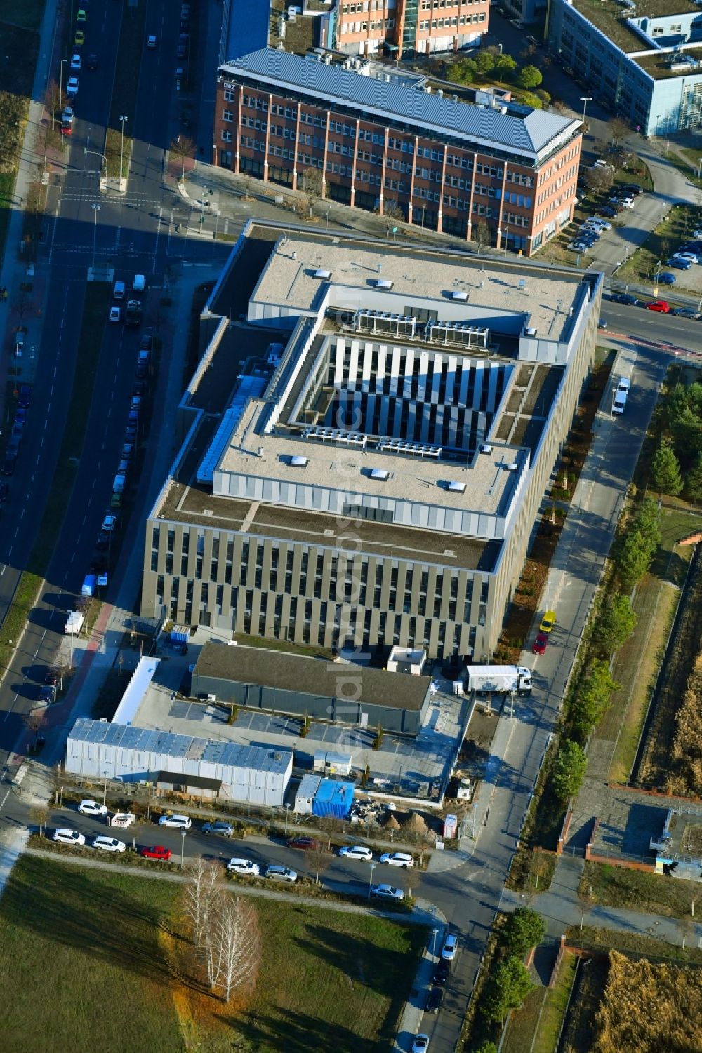 Berlin from the bird's eye view: Administrative buildings of the state authority Landeslabor Berlin-Brandenburg (LLBB) nach Entwuerfen der kister scheithauer gross architekten und stadtplaner GmbH on Rudower Chaussee corner Wegedornstrasse in the district Adlershof in Berlin