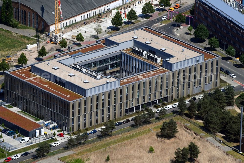 Aerial photograph Berlin - Administrative buildings of the state authority Landeslabor Berlin-Brandenburg (LLBB) nach Entwuerfen der kister scheithauer gross architekten und stadtplaner GmbH on Rudower Chaussee corner Wegedornstrasse in the district Adlershof in Berlin