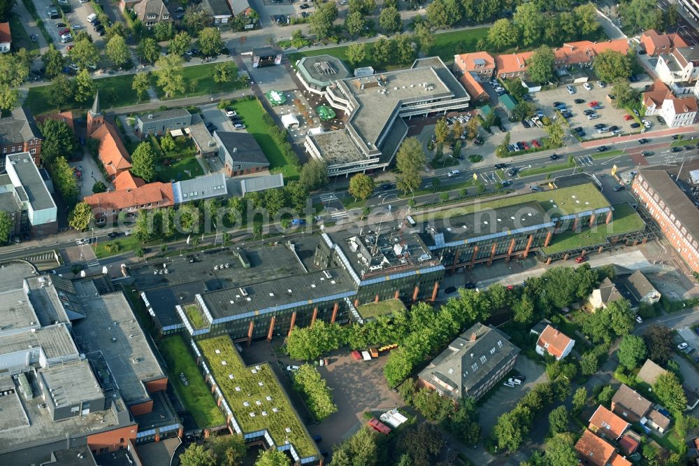 Aerial photograph Aurich - Administrative building of the State Authority administrative district Aurich and the motor vehicle registration office next to the shoppingcentre Carolinen Hof in Aurich in the state Lower Saxony