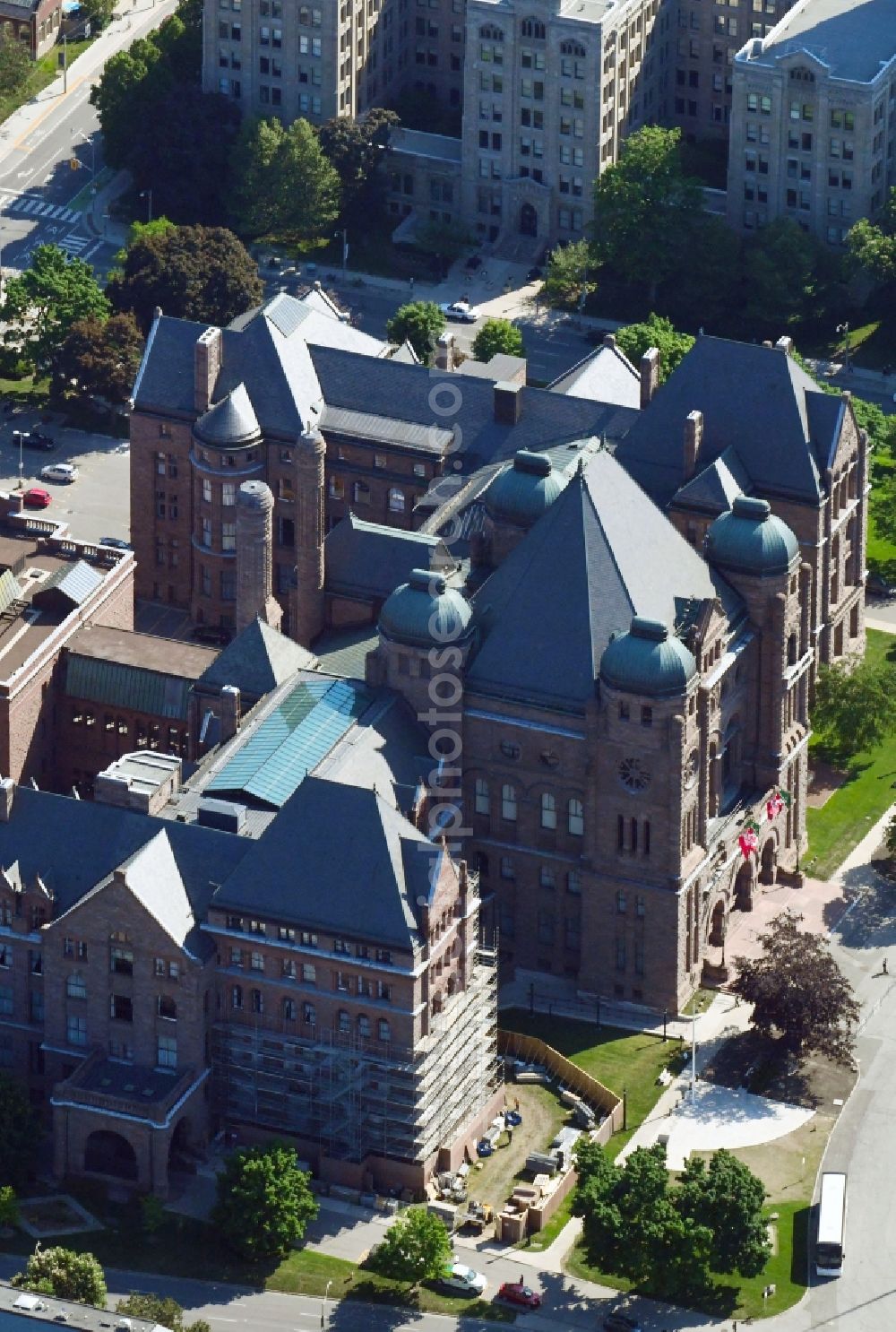 Aerial photograph Toronto - Administrative building of the State Authority Legislative Assembly of Ontario on Queen`s Park Cres W on Wellesley St W in Toronto in Ontario, Canada