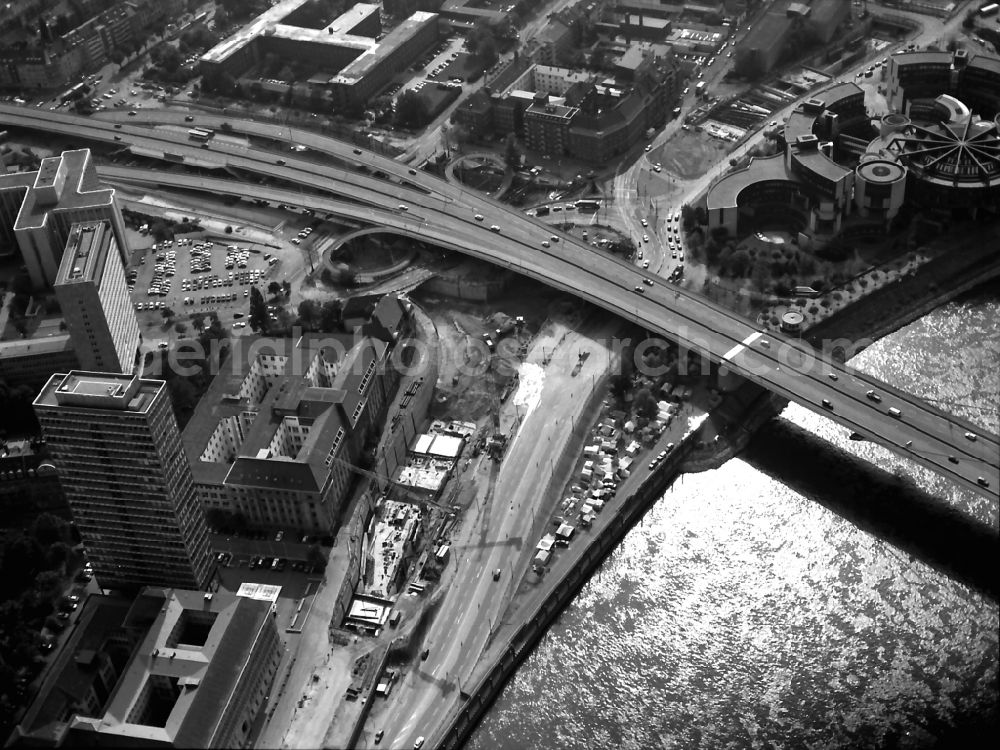 Düsseldorf from the bird's eye view: Administrative building of the State Authority Staatskanzlei of Lanof Nordrhein-Westfalen in the district Carlstadt in Duesseldorf in the state North Rhine-Westphalia, Germany