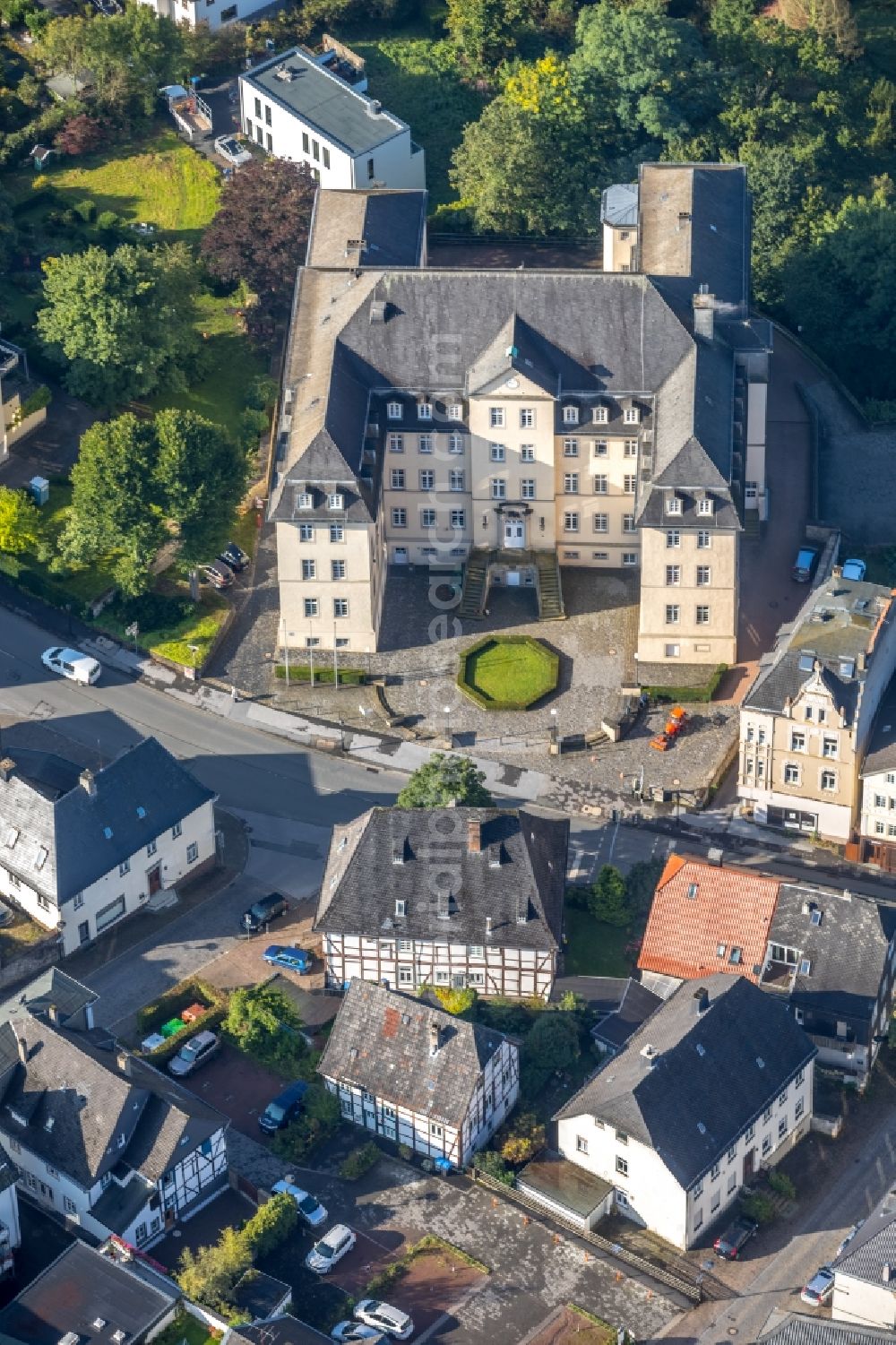 Aerial image Arnsberg - Administrative building of the State Authority of Verwaltungsgericht Arnsberg in the Jaegerstrasse in Arnsberg in the state North Rhine-Westphalia, Germany. The building was built in 1783 from the remains of the castle and served amongst other things as a prison and barracks