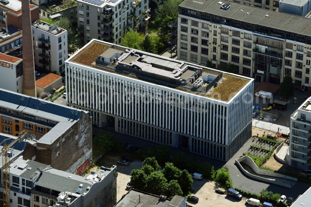 Berlin from the bird's eye view: Administration building of the company HOCHTIEF Solutions AG between of Koepenicker Str. and of Michaelkirchstrasse in Berlin, Germany