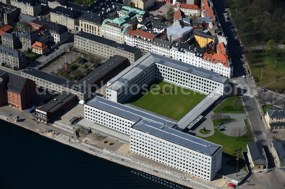 Kopenhagen from the bird's eye view: Administration building of the company Maersk Oil Qatar A/S on Esplanaden in Copenhagen in Region Hovedstaden, Denmark