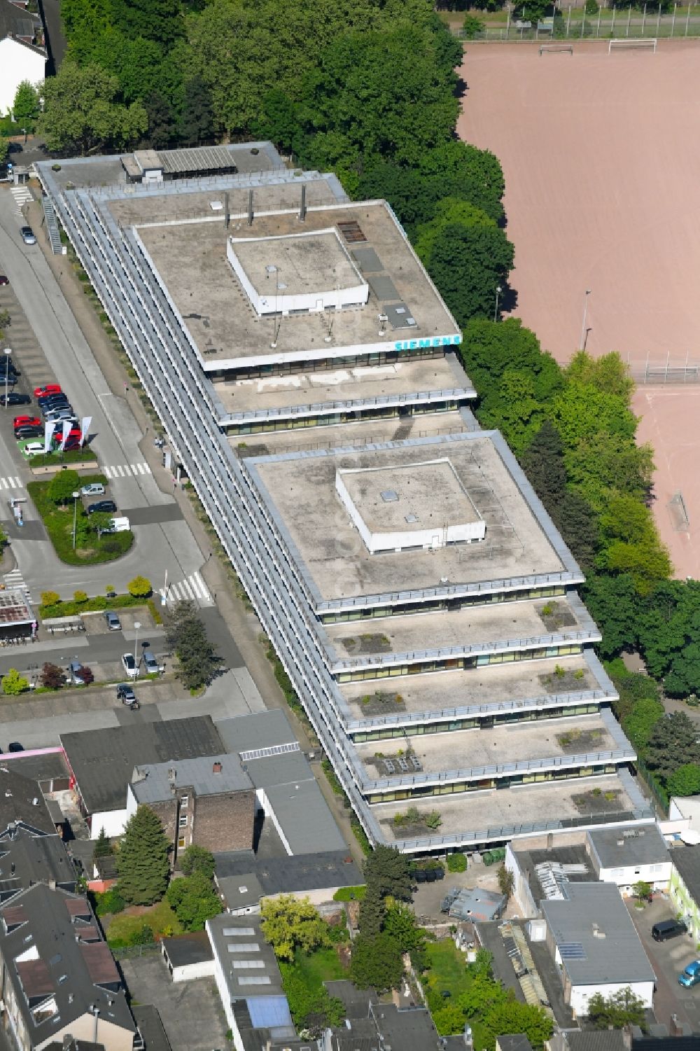 Aerial photograph Köln - Office and administration buildings of the insurance company of Siemens AG on Franz-Geuer-Strasse in the district Ehrenfeld in Cologne in the state North Rhine-Westphalia, Germany