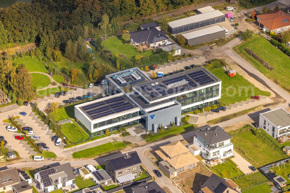 Aerial image Voerde (Niederrhein) - Office and administration building VORUM of the Volksbank Rhein-Lippe on Poststrasse in the district of Friedrichsfeld in Voerde in the Ruhr area in the federal state of North Rhine-Westphalia, Germany