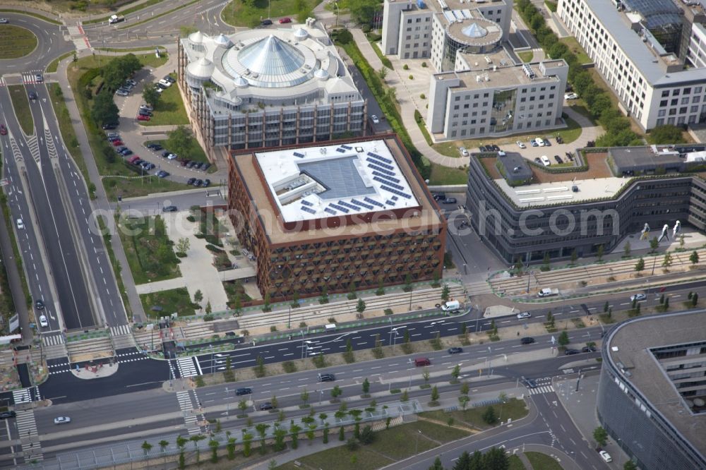 Aerial photograph Luxembourg Luxemburg - The administrative building of the Auditors Company KPMG in Luxembourg Luxembourg in District de Luxembourg, Luxembourg, to the left (behind) the Deutsche Bank branch in the banking district of Boulevard Konrad Adenauer