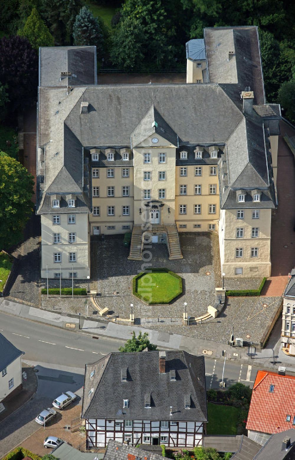 Arnsberg from above - Blick auf das Verwaltungsgericht Arnsberg. Das Gebäude wurde 1783 aus Resten des Arnsberger Schlosses erbaut und diente u.a. als Zuchthaus und Kaserne. View of the Administrative Court Arnsberg. The building was built in 1783 from the remains of the castle and served i.a. as a prison and barracks.