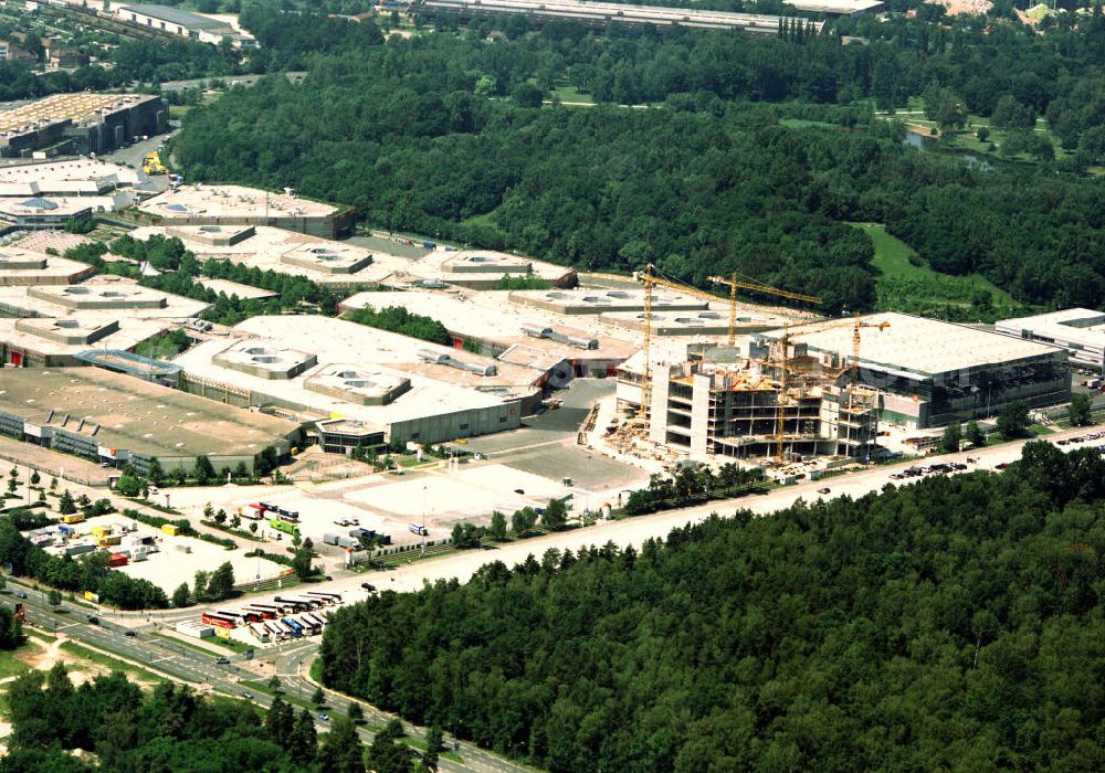 Aerial image Nürnberg - Verwaltungsneubau an der Messe Nürnberg (nach eigener Schreibweise NürnbergMesse), sie wurde 1974 im Nürnberger Stadtteil Langwasser mit einer Ausstellungsfläche von 60.000 m² eröffnet, nachdem am vorherigen Standort in der Nürnberger Innenstadt keine Erweiterungsmöglichkeiten mehr bestanden.