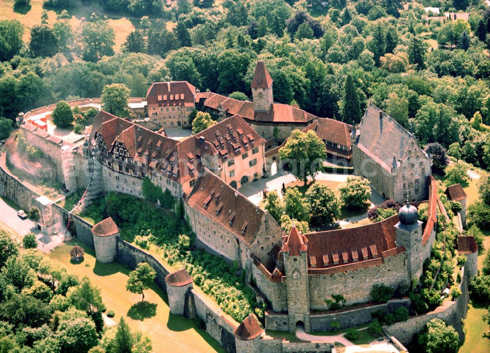 Coburg from the bird's eye view: Die Veste Coburg (auch Fränkische Krone genannt) überragt die Stadt Coburg im bayerischen Grenzgebiet zu Thüringen. Sie ist mit einer Ausdehnung von ca. 135 x 260 m eine der größten und zählt zu den am besten erhaltenen Burganlagen Deutschlands. Die Burg liegt 167 m über dem Stadtzentrum auf einer Höhe von 464 m über dem Meeresspiegel. Am Hang des Burghügels erstreckt sich in Richtung Stadt der Coburger Hofgarten. Die Veste wurde in ihrer Geschichte niemals erobert, allerdings wurde sie im Dreißigjährigen Krieg im März 1635 durch den General von Lamboy nach fünfmonatiger Belagerung mit Hilfe eines gefälschten Briefs, in welchem Herzog Johann Ernst die Übergabe befahl, eingenommen. Im Jahre 1530 hielt sich der Reformator Martin Luther mehrere Monate auf der Veste Coburg auf. Noch heute kann man das Lutherzimmer im Rahmen einer Burgführung besichtigen. Auch ein Steinrelief mit dem Kopf Luthers erinnert an seinen Aufenthalt.