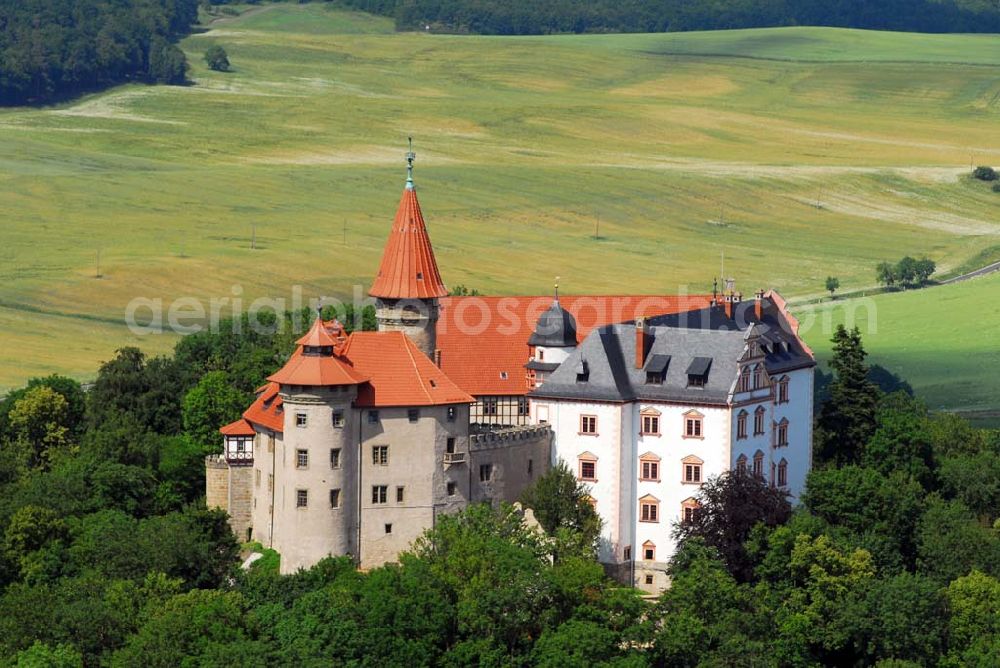 Bad Colberg-Heldburg from the bird's eye view: Blick auf die Veste Heldburg. Im 12. oder 13. Jahrhundert erbaut, wird sie aufgrund ihrer exponierten Lage seit dem 14. Jahrhundert auch „Fränkische Leuchte“ genannt, als Pendant zur „Fränkischen Krone“, der in Sichtweite befindlichen Veste Coburg. Kontakt: Förderverein Veste Heldburg e. V., Geschäftsstelle, Burgstraße 215, Tel. 036871/21210, Fax: 036871/20199E-Mail: veste@bad-colberg-heldburg.de