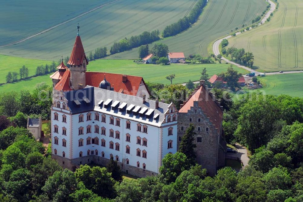 Aerial image Bad Colberg-Heldburg - Blick auf die Veste Heldburg. Im 12. oder 13. Jahrhundert erbaut, wird sie aufgrund ihrer exponierten Lage seit dem 14. Jahrhundert auch „Fränkische Leuchte“ genannt, als Pendant zur „Fränkischen Krone“, der in Sichtweite befindlichen Veste Coburg. Kontakt: Förderverein Veste Heldburg e. V., Geschäftsstelle, Burgstraße 215, Tel. 036871/21210, Fax: 036871/20199E-Mail: veste@bad-colberg-heldburg.de