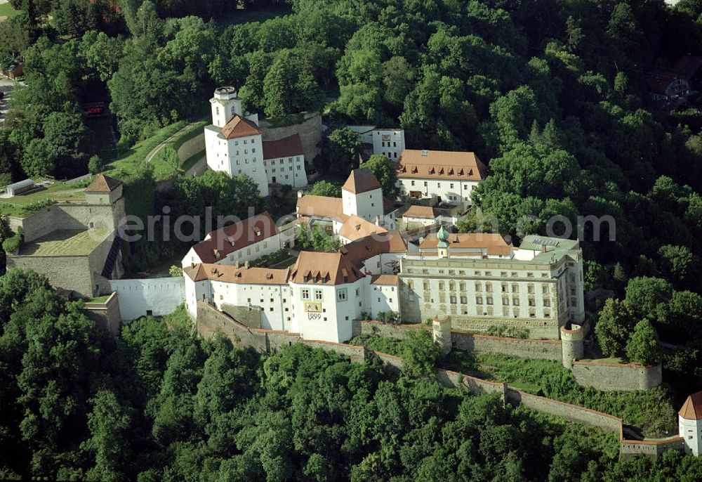 Aerial image Passau - Veste Oberhaus von Passau an der Donau in Bayern. Die mächtige Veste , ab 1219 errichtet, diente den Passauer Fürstbischöfen als Trutzburg. Heute befinden sich ein kulturgeschichtliches Museum und die Neue Galerie der Stadt Passau in den Gebäuden. OberhausMuseum Veste Oberhaus 125 94036 Passau Telefon: 0851 / 49335 - 12, Fax: -10 Oberhausmuseum@Passau.de