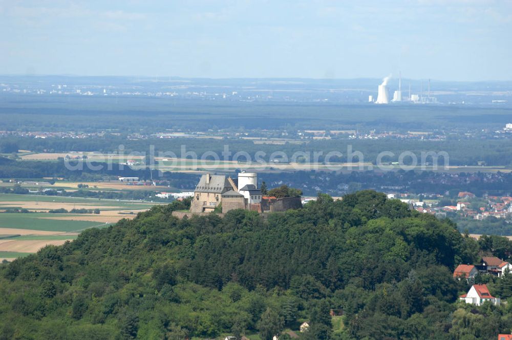 Otzberg from above - Blick auf die Veste Otzberg. Gebaut wurde sie Ende des 12. Jahrhunderts auf dem 368 m hohen Gipfel des Otzberg im Odenwald, durch den Abt Marquard I. von Fulda. Im 20. Jahrhundert wurde es unter an derem als Jugendherberge, Forststelle und Gaststätte genutzt. Im Jahr 1985 zog das Museum sammlung zur Volkskunde in Hessen ein und seit 1996 wird es als Museum und Standesamt genutzt. Kontakt: Veste Otzberg, Burgweg 28, 64853 Otzberg, Tel. 06162 / 9152976,