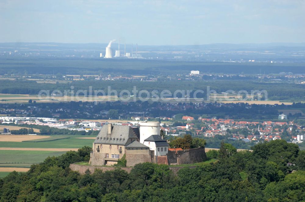 Otzberg from the bird's eye view: Blick auf die Veste Otzberg. Gebaut wurde sie Ende des 12. Jahrhunderts auf dem 368 m hohen Gipfel des Otzberg im Odenwald, durch den Abt Marquard I. von Fulda. Im 20. Jahrhundert wurde es unter an derem als Jugendherberge, Forststelle und Gaststätte genutzt. Im Jahr 1985 zog das Museum sammlung zur Volkskunde in Hessen ein und seit 1996 wird es als Museum und Standesamt genutzt. Kontakt: Veste Otzberg, Burgweg 28, 64853 Otzberg, Tel. 06162 / 9152976,