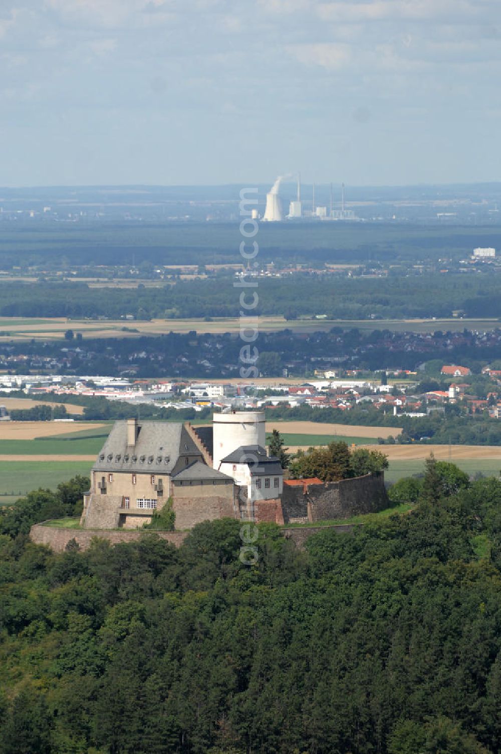 Aerial image Otzberg - Blick auf die Veste Otzberg. Gebaut wurde sie Ende des 12. Jahrhunderts auf dem 368 m hohen Gipfel des Otzberg im Odenwald, durch den Abt Marquard I. von Fulda. Im 20. Jahrhundert wurde es unter an derem als Jugendherberge, Forststelle und Gaststätte genutzt. Im Jahr 1985 zog das Museum sammlung zur Volkskunde in Hessen ein und seit 1996 wird es als Museum und Standesamt genutzt. Kontakt: Veste Otzberg, Burgweg 28, 64853 Otzberg, Tel. 06162 / 9152976,