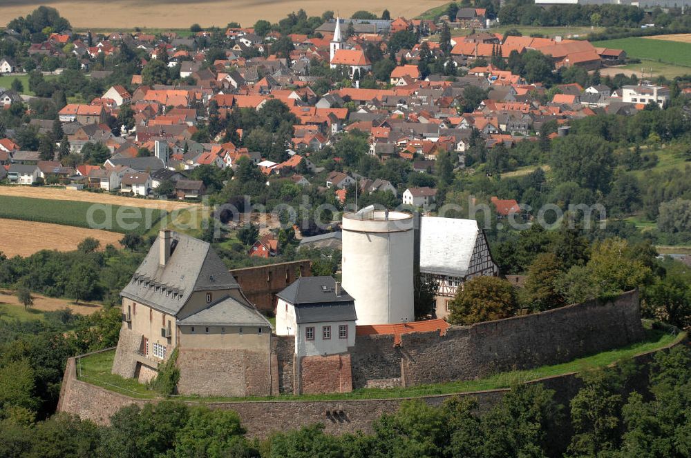 Otzberg from above - Blick auf die Veste Otzberg. Gebaut wurde sie Ende des 12. Jahrhunderts auf dem 368 m hohen Gipfel des Otzberg im Odenwald, durch den Abt Marquard I. von Fulda. Im 20. Jahrhundert wurde es unter an derem als Jugendherberge, Forststelle und Gaststätte genutzt. Im Jahr 1985 zog das Museum sammlung zur Volkskunde in Hessen ein und seit 1996 wird es als Museum und Standesamt genutzt. Kontakt: Veste Otzberg, Burgweg 28, 64853 Otzberg, Tel. 06162 / 9152976,