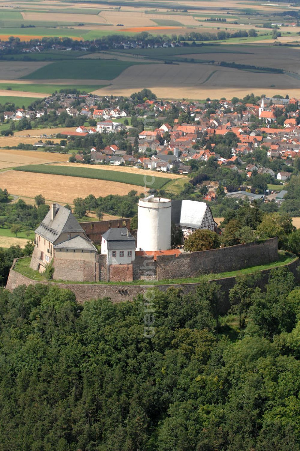 Otzberg from the bird's eye view: Blick auf die Veste Otzberg. Gebaut wurde sie Ende des 12. Jahrhunderts auf dem 368 m hohen Gipfel des Otzberg im Odenwald, durch den Abt Marquard I. von Fulda. Im 20. Jahrhundert wurde es unter an derem als Jugendherberge, Forststelle und Gaststätte genutzt. Im Jahr 1985 zog das Museum sammlung zur Volkskunde in Hessen ein und seit 1996 wird es als Museum und Standesamt genutzt. Kontakt: Veste Otzberg, Burgweg 28, 64853 Otzberg, Tel. 06162 / 9152976,