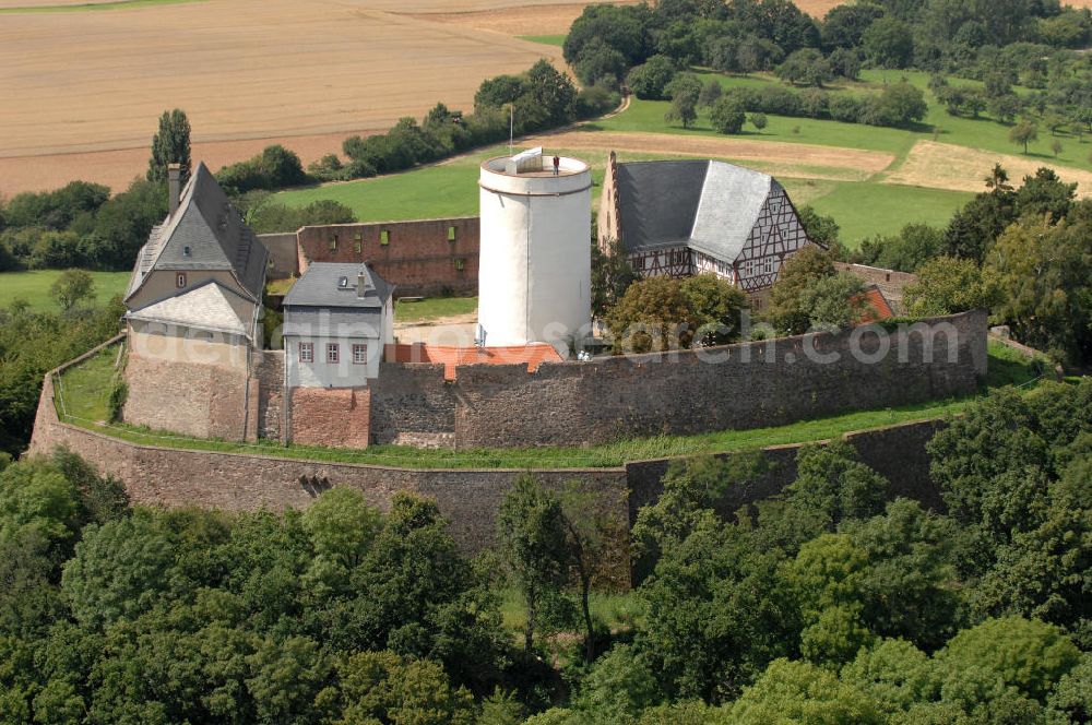 Aerial image Otzberg - Blick auf die Veste Otzberg. Gebaut wurde sie Ende des 12. Jahrhunderts auf dem 368 m hohen Gipfel des Otzberg im Odenwald, durch den Abt Marquard I. von Fulda. Im 20. Jahrhundert wurde es unter an derem als Jugendherberge, Forststelle und Gaststätte genutzt. Im Jahr 1985 zog das Museum sammlung zur Volkskunde in Hessen ein und seit 1996 wird es als Museum und Standesamt genutzt. Kontakt: Veste Otzberg, Burgweg 28, 64853 Otzberg, Tel. 06162 / 9152976,