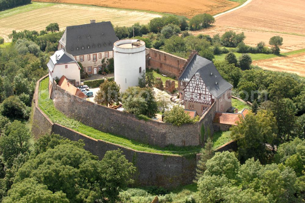 Otzberg from above - Blick auf die Veste Otzberg. Gebaut wurde sie Ende des 12. Jahrhunderts auf dem 368 m hohen Gipfel des Otzberg im Odenwald, durch den Abt Marquard I. von Fulda. Im 20. Jahrhundert wurde es unter an derem als Jugendherberge, Forststelle und Gaststätte genutzt. Im Jahr 1985 zog das Museum sammlung zur Volkskunde in Hessen ein und seit 1996 wird es als Museum und Standesamt genutzt. Kontakt: Veste Otzberg, Burgweg 28, 64853 Otzberg, Tel. 06162 / 9152976,