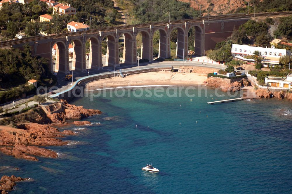 Aerial photograph Agay - Blick auf das Viaduc d' Antheor bei Agay an der Cote d' Azur in Frankreich. Das Viaduc (Viadukt) d' Antheor ist eine hohe und lange Brücke, hier fährt der französische Hochgeschwindigkeitszug TGV entlang. Davor verläuft die Corniche d' Or.