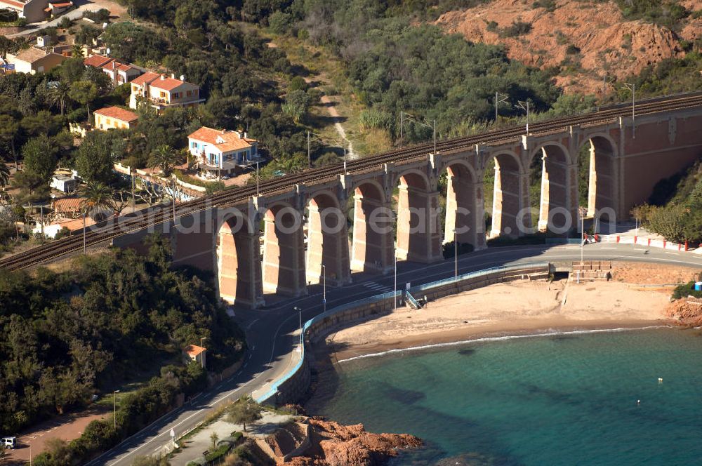 Agay from the bird's eye view: Blick auf das Viaduc d' Antheor bei Agay an der Cote d' Azur in Frankreich. Das Viaduc (Viadukt) d' Antheor ist eine hohe und lange Brücke, hier fährt der französische Hochgeschwindigkeitszug TGV entlang. Davor verläuft die Corniche d' Or.