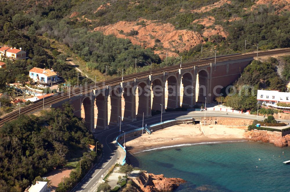 Aerial image Agay - Blick auf das Viaduc d' Antheor bei Agay an der Cote d' Azur in Frankreich. Das Viaduc (Viadukt) d' Antheor ist eine hohe und lange Brücke, hier fährt der französische Hochgeschwindigkeitszug TGV entlang. Davor verläuft die Corniche d' Or.