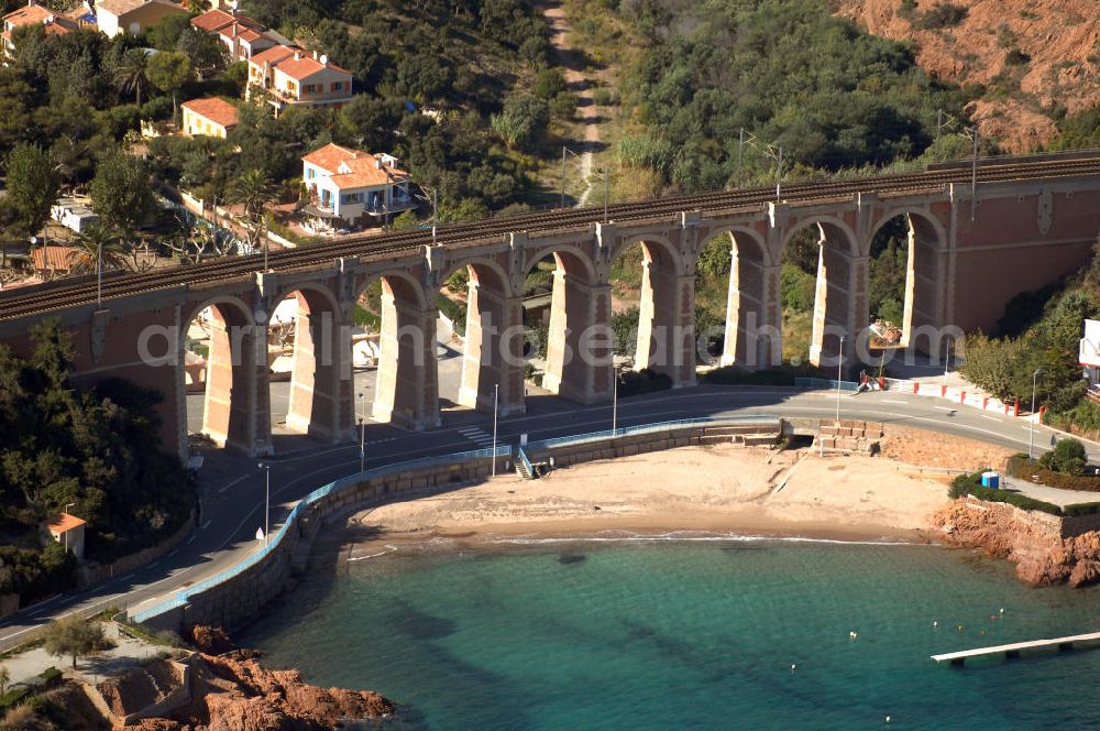 Aerial photograph Agay - Blick auf das Viaduc d' Antheor bei Agay an der Cote d' Azur in Frankreich. Das Viaduc (Viadukt) d' Antheor ist eine hohe und lange Brücke, hier fährt der französische Hochgeschwindigkeitszug TGV entlang. Davor verläuft die Corniche d' Or.