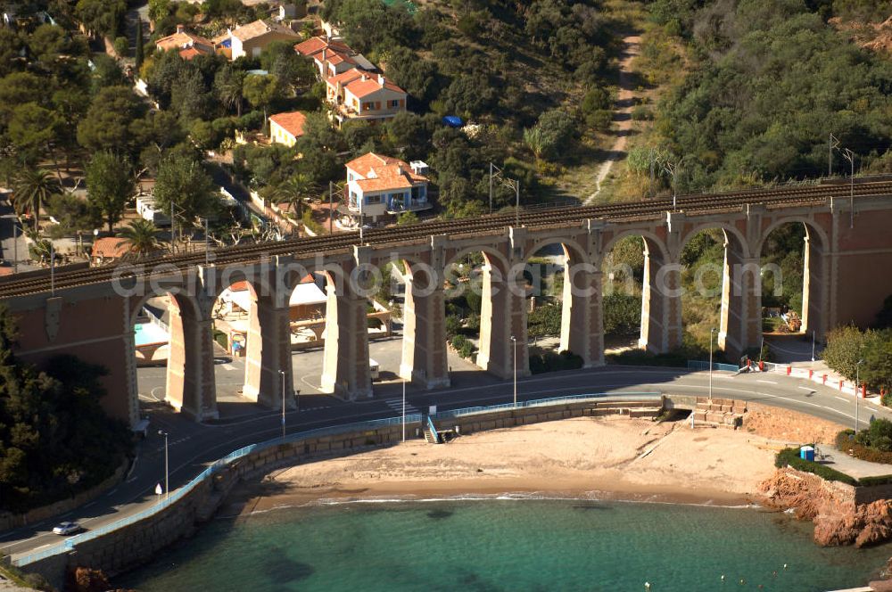 Agay from above - Blick auf das Viaduc d' Antheor bei Agay an der Cote d' Azur in Frankreich. Das Viaduc (Viadukt) d' Antheor ist eine hohe und lange Brücke, hier fährt der französische Hochgeschwindigkeitszug TGV entlang. Davor verläuft die Corniche d' Or.