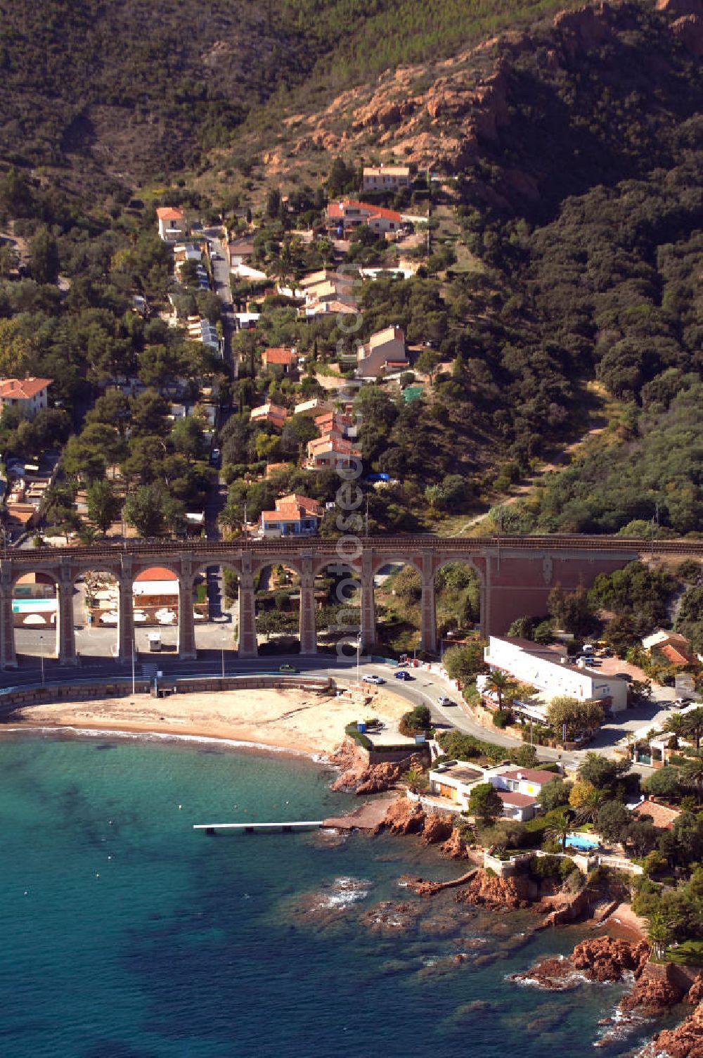 Agay from the bird's eye view: Blick auf das Viaduc d' Antheor bei Agay an der Cote d' Azur in Frankreich. Das Viaduc (Viadukt) d' Antheor ist eine hohe und lange Brücke, hier fährt der französische Hochgeschwindigkeitszug TGV entlang. Davor verläuft die Corniche d' Or.