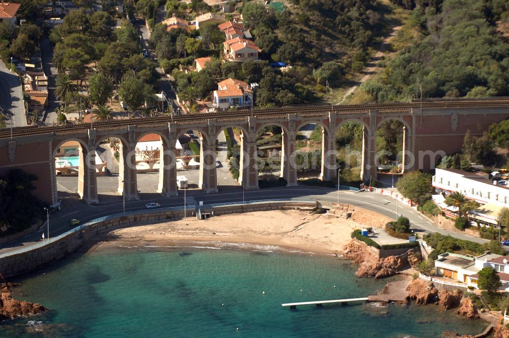 Aerial image Agay - Blick auf das Viaduc d' Antheor bei Agay an der Cote d' Azur in Frankreich. Das Viaduc (Viadukt) d' Antheor ist eine hohe und lange Brücke, hier fährt der französische Hochgeschwindigkeitszug TGV entlang. Davor verläuft die Corniche d' Or.