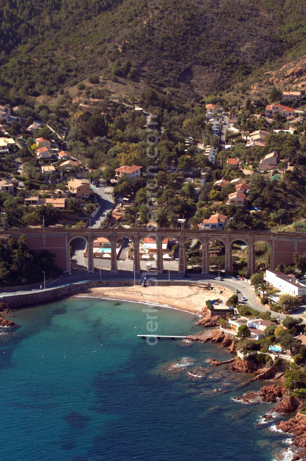 Aerial photograph Agay - Blick auf das Viaduc d' Antheor bei Agay an der Cote d' Azur in Frankreich. Das Viaduc (Viadukt) d' Antheor ist eine hohe und lange Brücke, hier fährt der französische Hochgeschwindigkeitszug TGV entlang. Davor verläuft die Corniche d' Or.