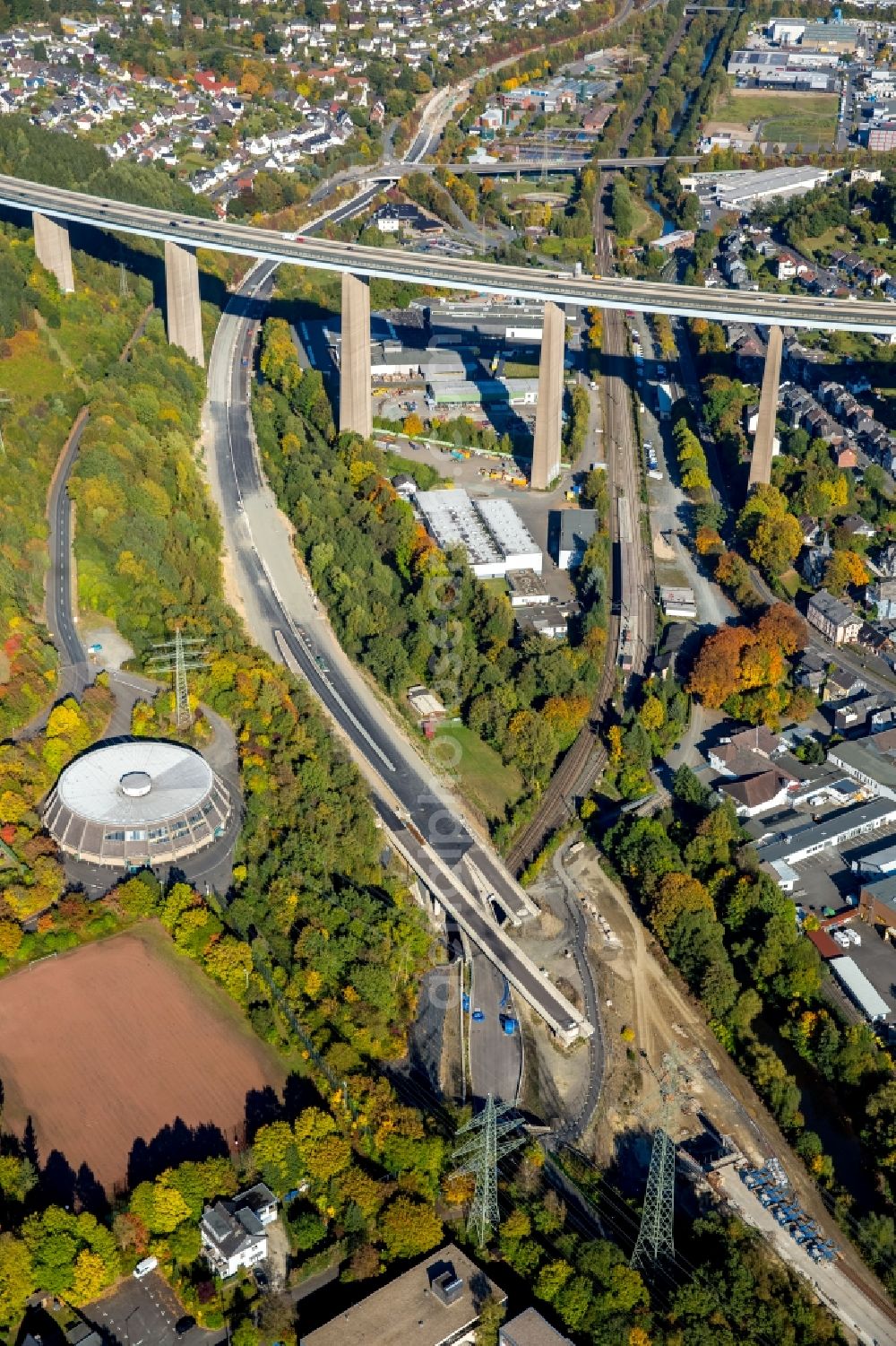 Siegen from the bird's eye view: Routing and lanes in the course of the motorway bridge structure of the BAB A 45 Siegtalbruecke of Sauerlandlinie in Siegen at Siegerland in the state North Rhine-Westphalia, Germany