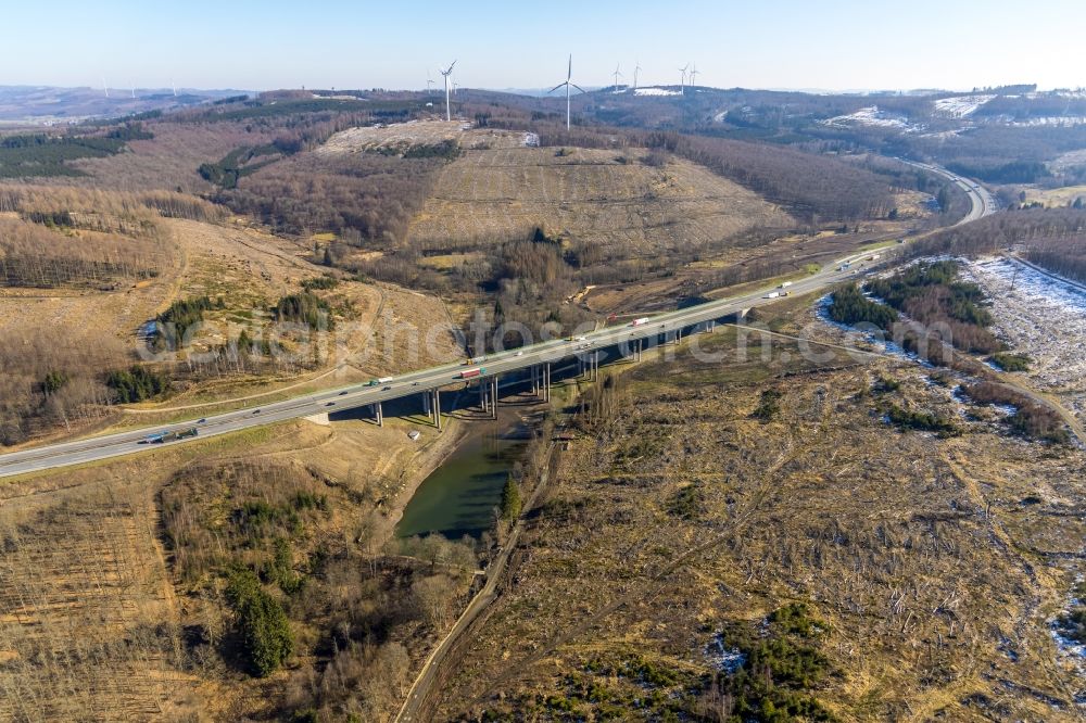 Burbach from the bird's eye view: Routing and lanes in the course of the motorway bridge structure of the BAB A 45 Talbruecke Landeskroner Weiher in Burbach in the state North Rhine-Westphalia, Germany