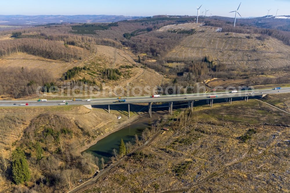 Aerial photograph Burbach - Routing and lanes in the course of the motorway bridge structure of the BAB A 45 Talbruecke Landeskroner Weiher in Burbach in the state North Rhine-Westphalia, Germany