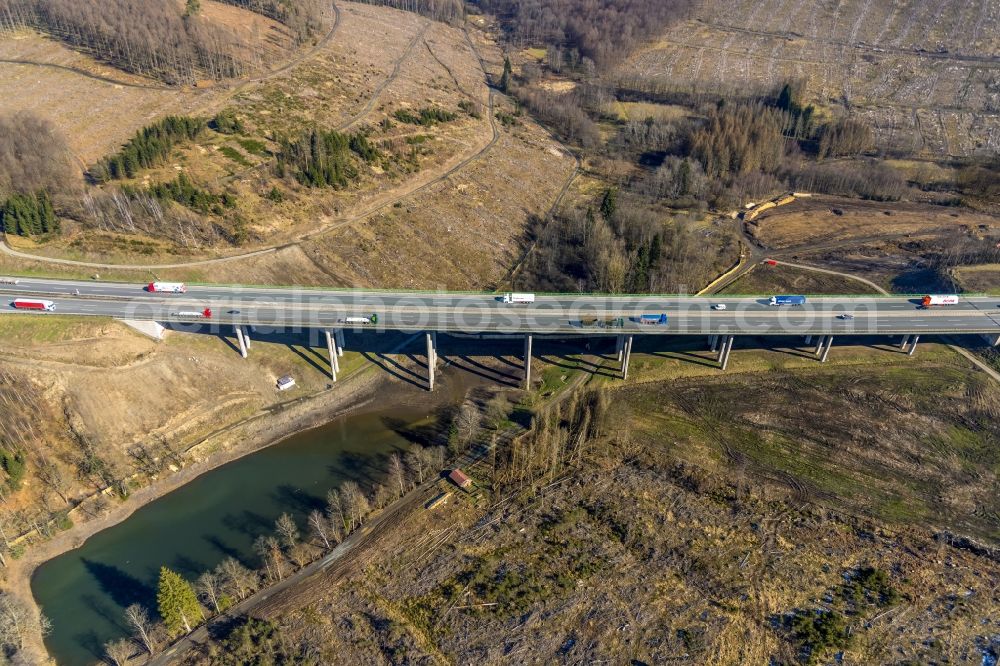 Burbach from the bird's eye view: Routing and lanes in the course of the motorway bridge structure of the BAB A 45 Talbruecke Landeskroner Weiher in Burbach in the state North Rhine-Westphalia, Germany