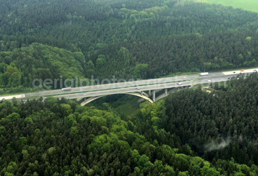 Schleifreisen from the bird's eye view: Routing and lanes in the course of the motorway bridge structure of the BAB A 4 Teufelstalbruecke in Schleifreisen in the state Thuringia, Germany