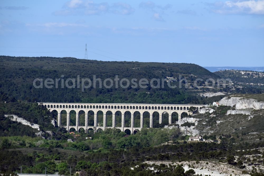 Aerial photograph Aix-en-Provence - Viaduct of the railway bridge structure to route the railway tracks in Aix-en-Provence in Provence-Alpes-Cote d'Azur, France