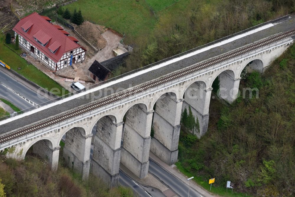 Aerial photograph Greene - Viaduct of the railway bridge structure to route the railway tracks in Greene in the state Lower Saxony