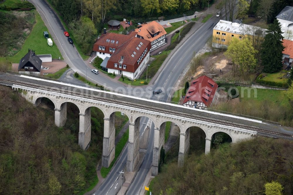 Aerial photograph Greene - Viaduct of the railway bridge structure to route the railway tracks in Greene in the state Lower Saxony