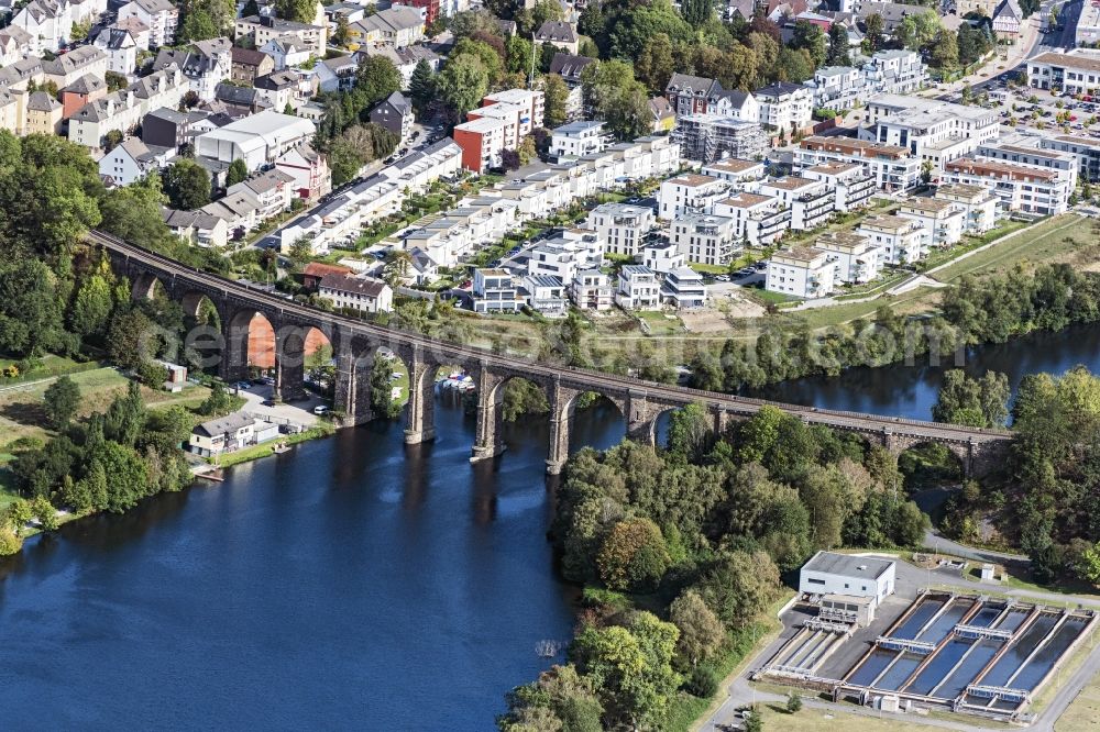 Herdecke from the bird's eye view: Viaduct of the railway bridge structure to route the railway tracks overlooking the apartment building complexes in the residential area Ufer-Viertel in Herdecke in the state North Rhine-Westphalia, Germany