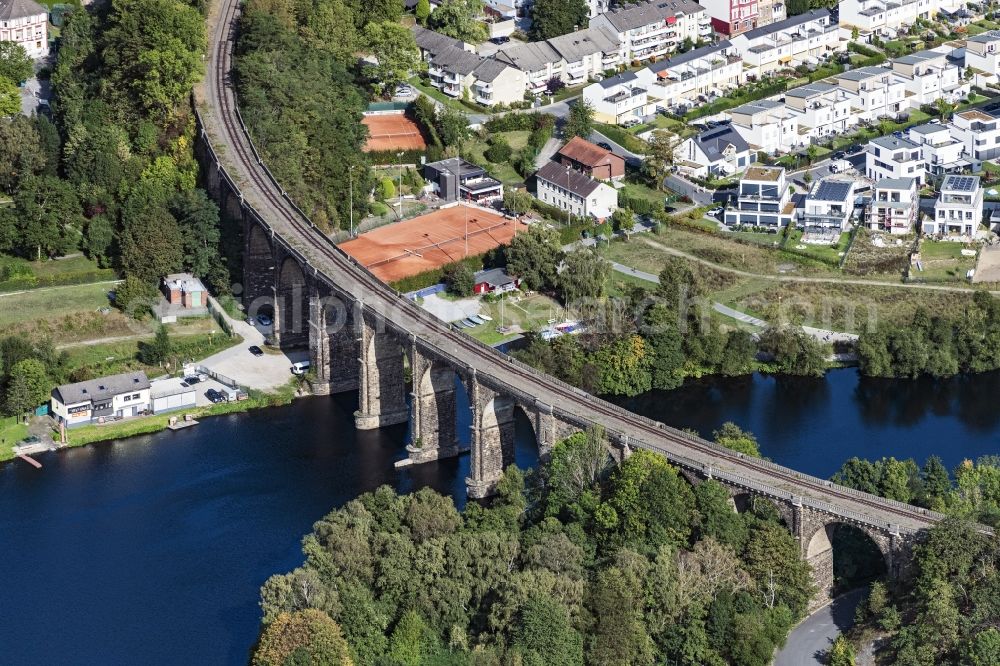 Aerial photograph Herdecke - Viaduct of the railway bridge structure to route the railway tracks overlooking the apartment building complexes in the residential area Ufer-Viertel in Herdecke in the state North Rhine-Westphalia, Germany