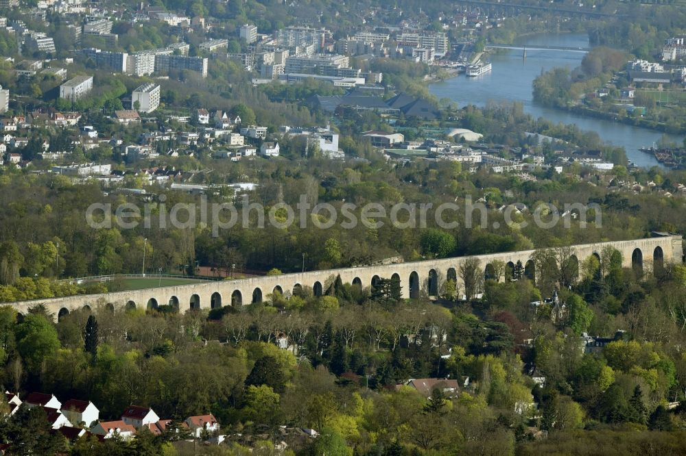 Aerial photograph Marly-le-Roi - Viaduct of the railway bridge structure to route the railway tracks in Marly-le-Roi in Ile-de-France, France