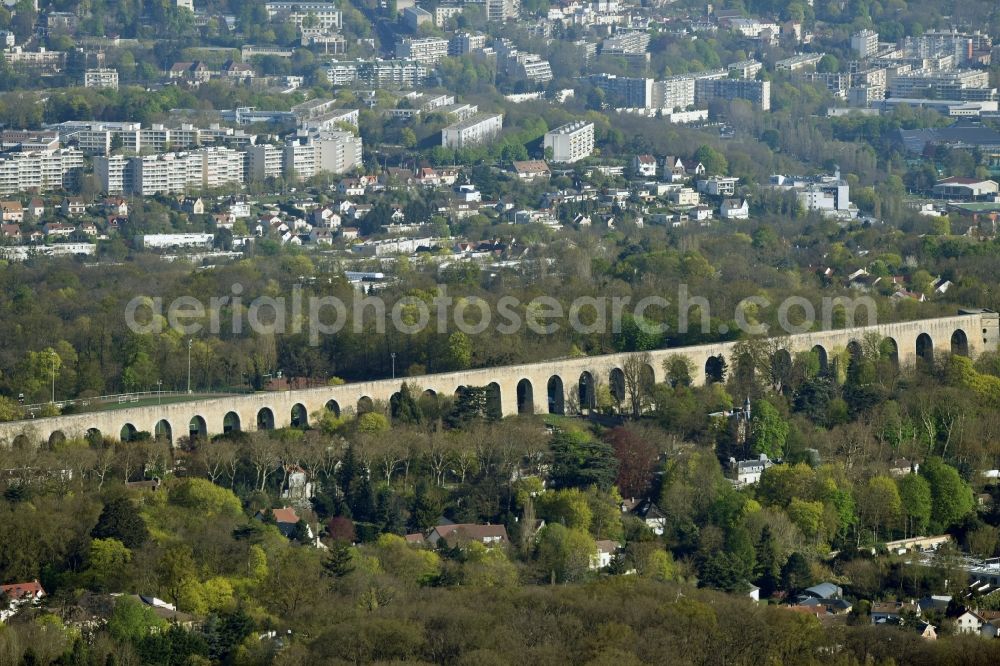 Aerial photograph Marly-le-Roi - Viaduct of the railway bridge structure to route the railway tracks in Marly-le-Roi in Ile-de-France, France